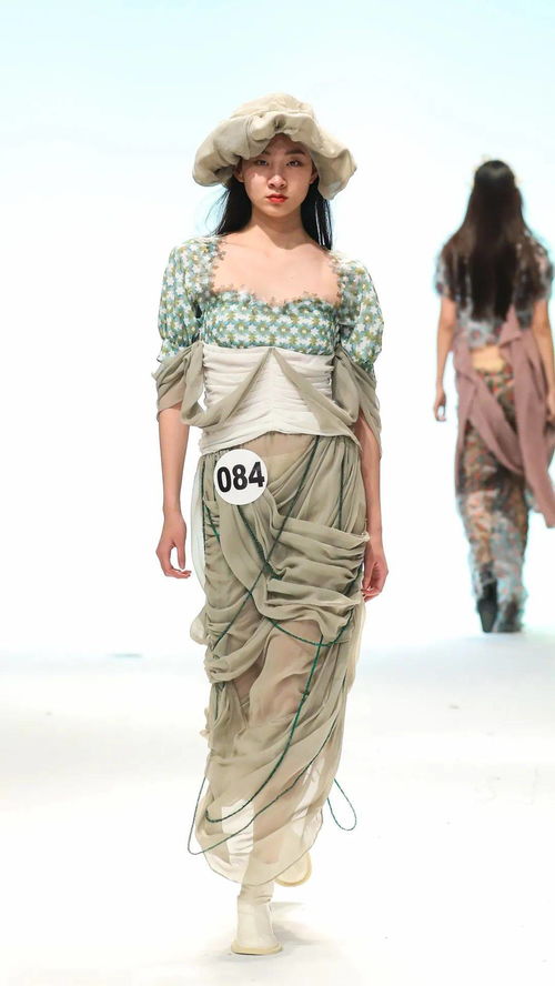 東華大學(xué)2017級(jí)服裝設(shè)計(jì)專(zhuān)業(yè)畢業(yè)秀 一場(chǎng)關(guān)于傳承、思辨與未來(lái)的時(shí)尚對(duì)話